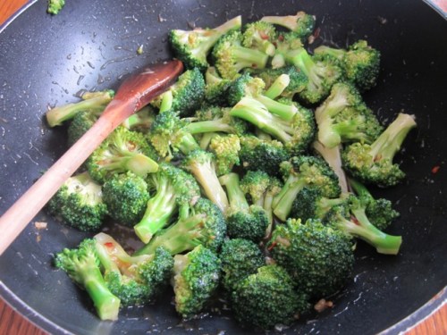 Spicy Broccoli with Garlic Sauce myfavouritepastime.com _0906