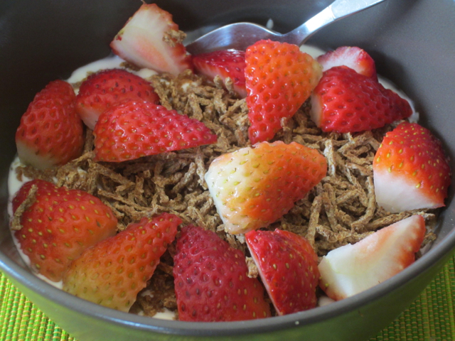 All-Bran with Yoghurt and Strawberries myfavouritepastime.com_3657