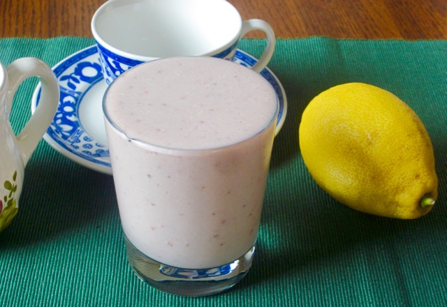 Banana Strawberry Cashew nut Smoothie myfavouritepastime.com_6138