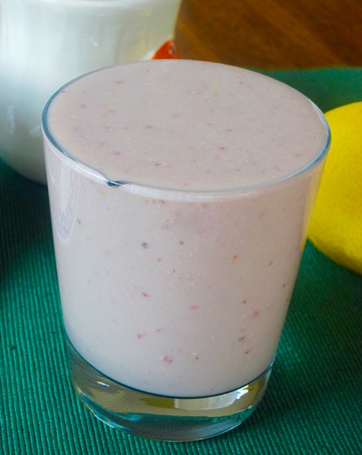 Banana Strawberry Cashew nut Smoothie myfavouritepastime.com_6139