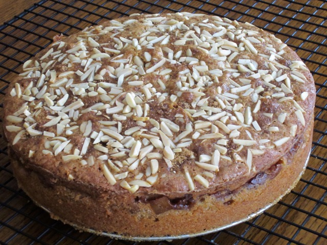 Moist Apple and Spice Cake myfavoutiepastime.com