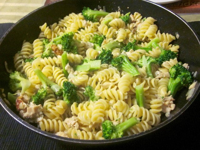 Cheesy Pasta with Chicken and Broccoli myfavoritepastime.com
