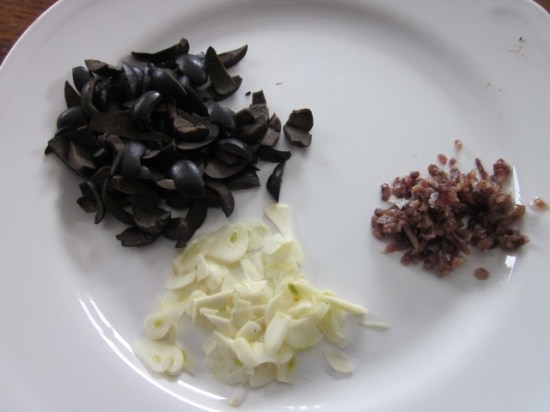 Spaghetti with Tomatoes olives and Capers myfavouritepastime.com