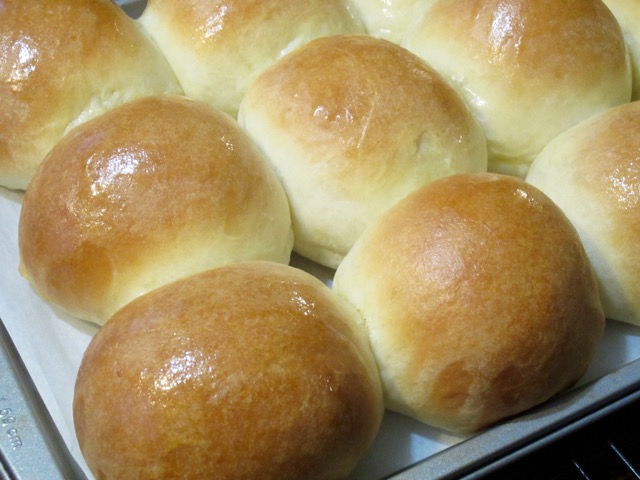 Easy Dinner Rolls myfavouritepastime.com