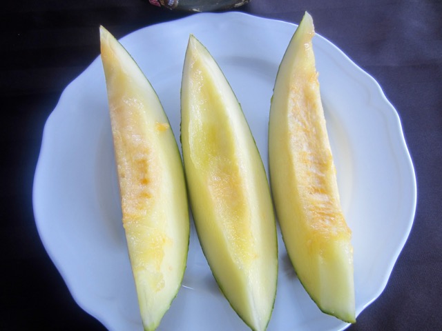 How do you know when a Piel de Sapo (Santa Claus Melon) is ripe?