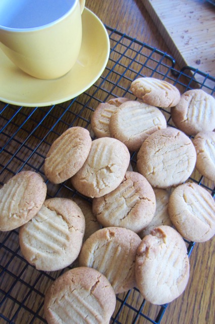Crunchy Caramel Cookies myfavouritepastime.com