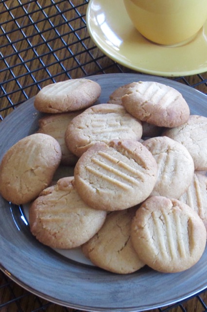Crunchy Caramel Cookies myfavouritepastime.com